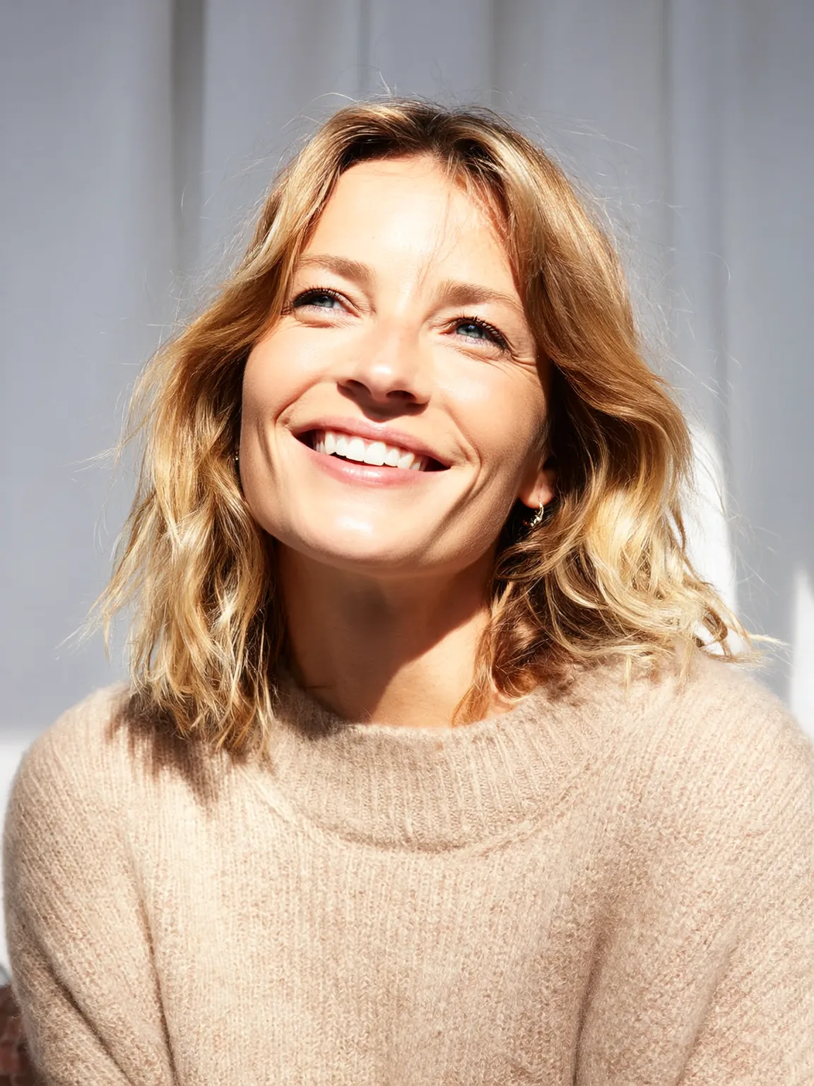 Honey Blonde Balayage Wavy Shoulder-Length Lob