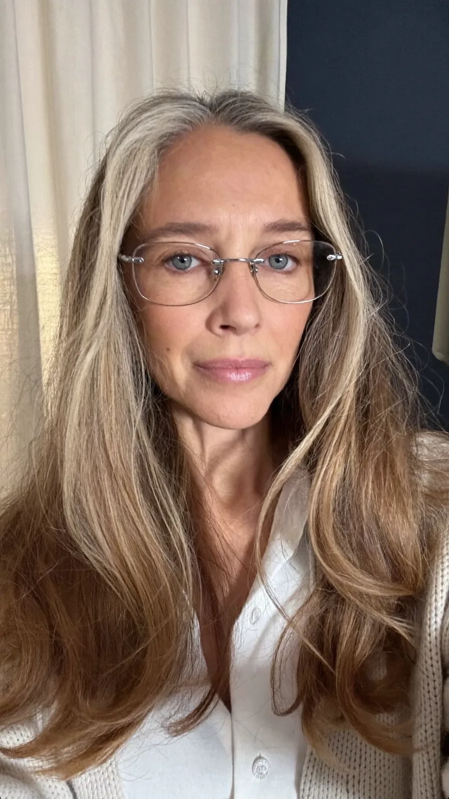 Elegant Long Layered Waves with Soft Side-Swept Part