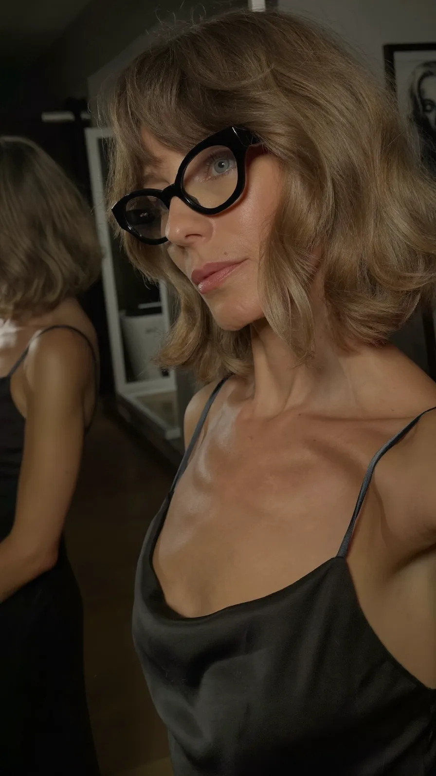 Soft Chin-Length Bob with Curtain Bangs and Multi-Dimensional Highlights