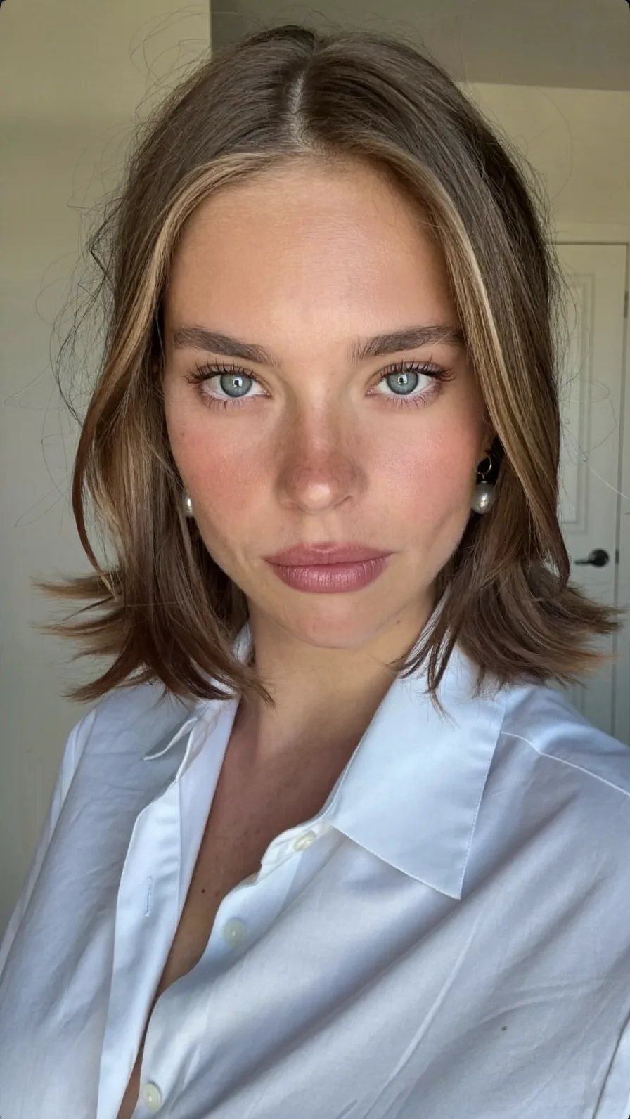 Modern Blunt Lob with Face-Framing Honey Blonde Highlights