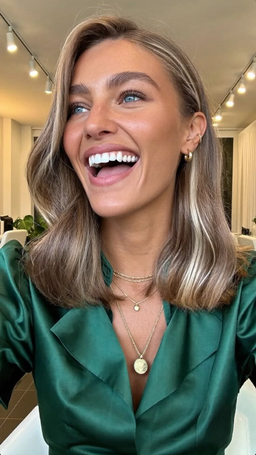 Modern Shoulder-Length Lob with Subtle Money-Piece Highlights