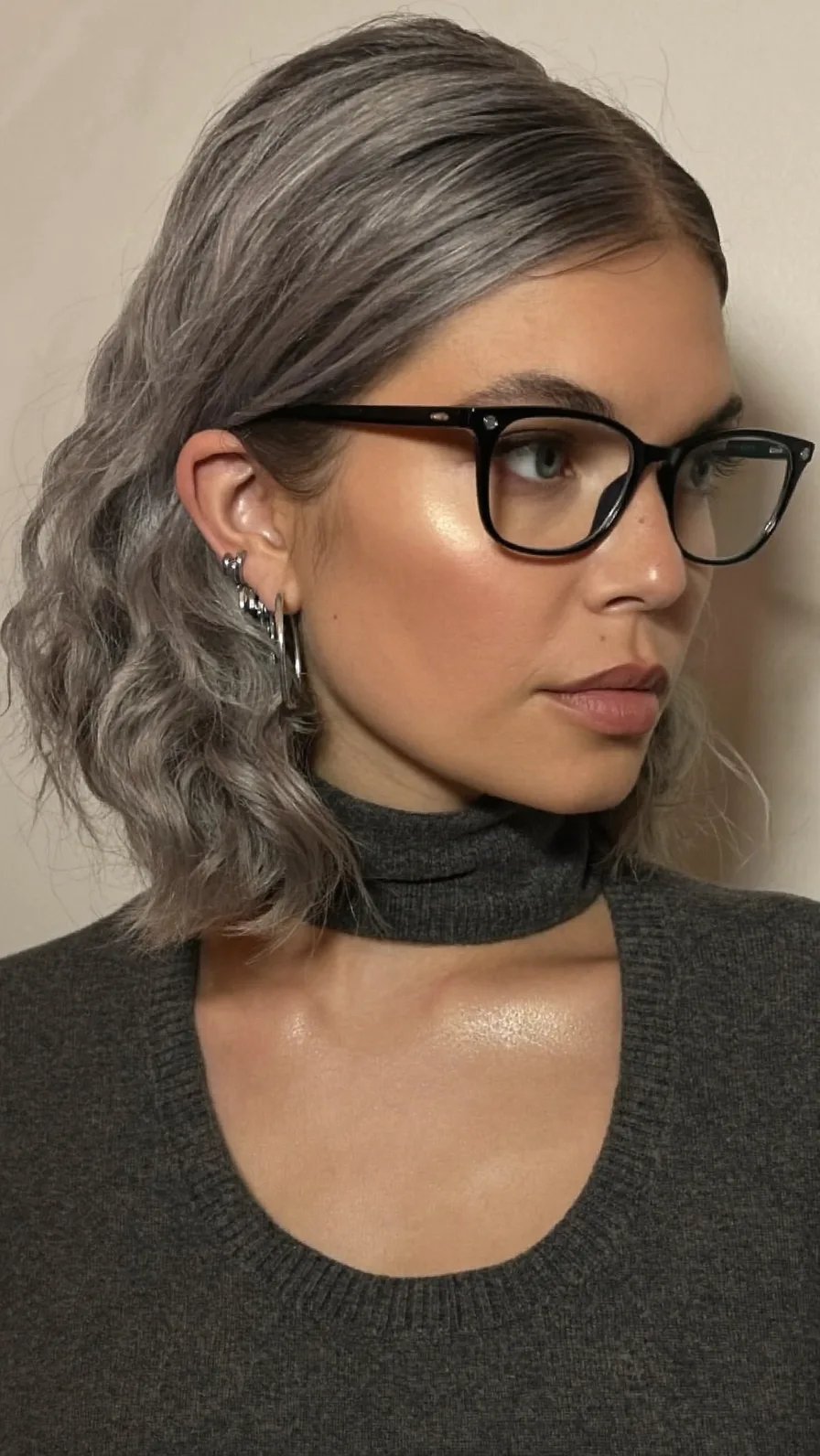 Chic Wavy Ash Gray Chin-Length Bob with Side Part
