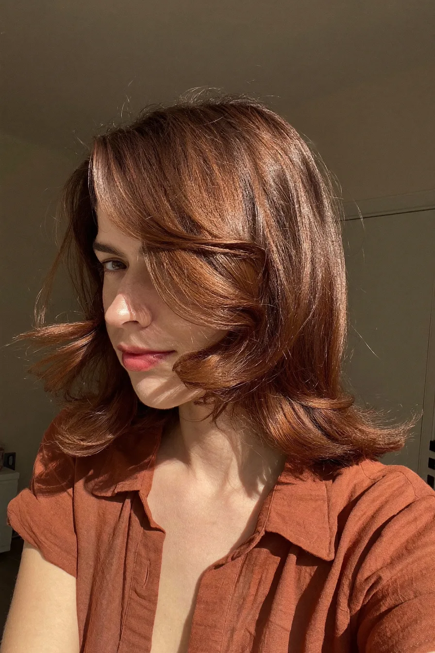 Classic Layered Shoulder-Length Hairstyle with Warm Auburn Shine