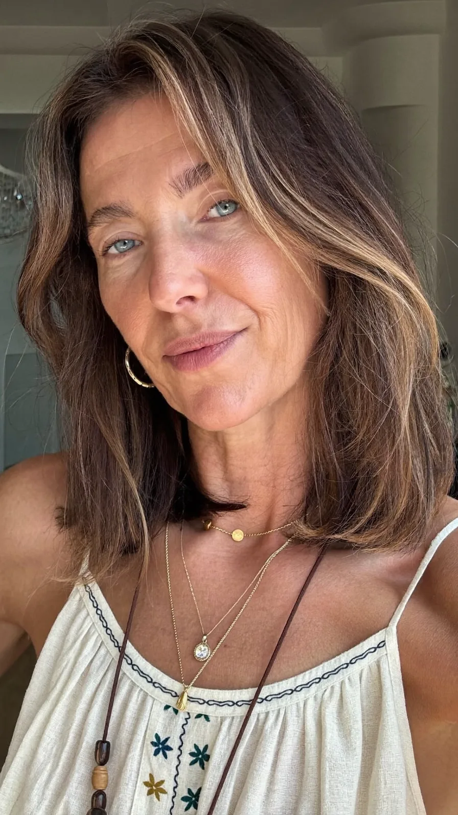 Medium Shoulder-Length Hair with Warm Honey Blonde Balayage Highlights