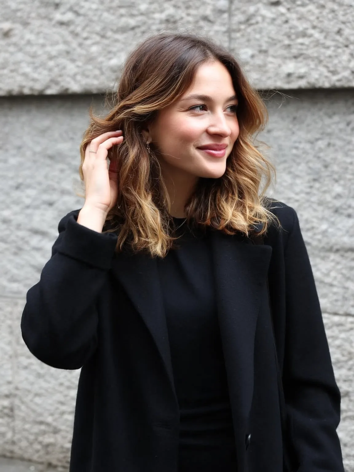 Bouncy Shoulder-Length Lob with Honey Blonde Balayage