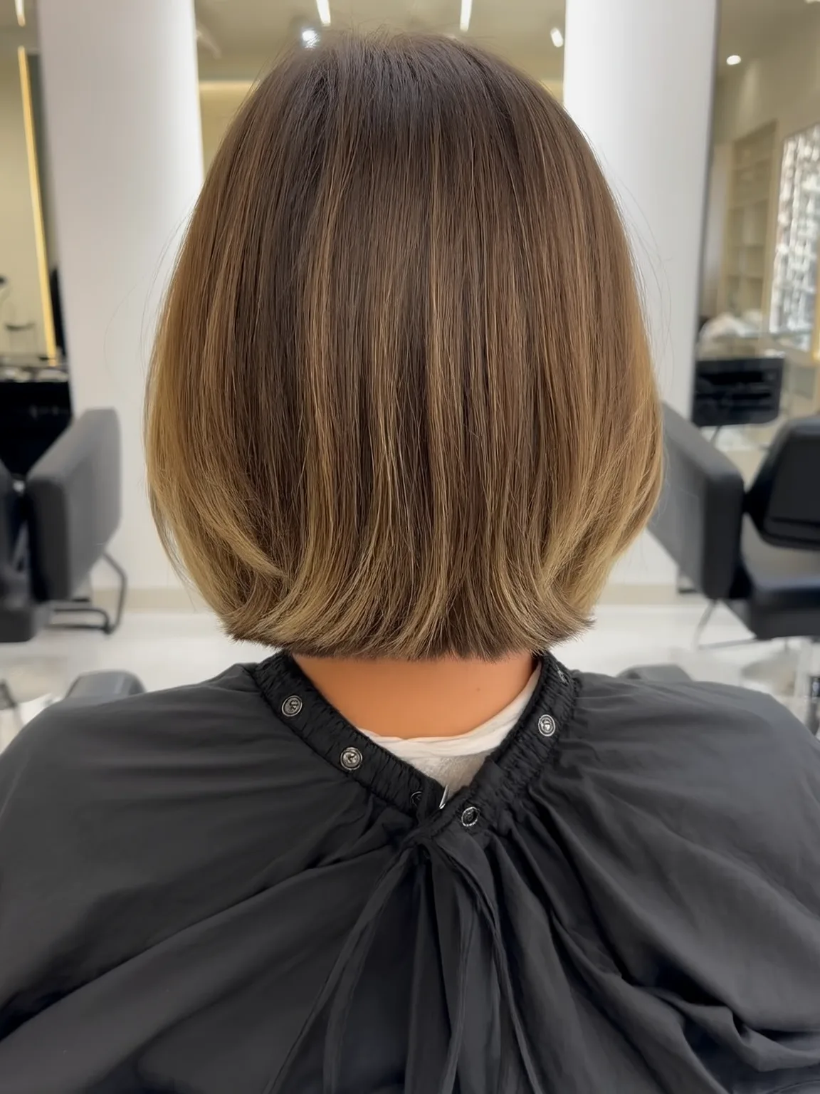 Versatile Chin-Length Bob with Honey Blonde Balayage
