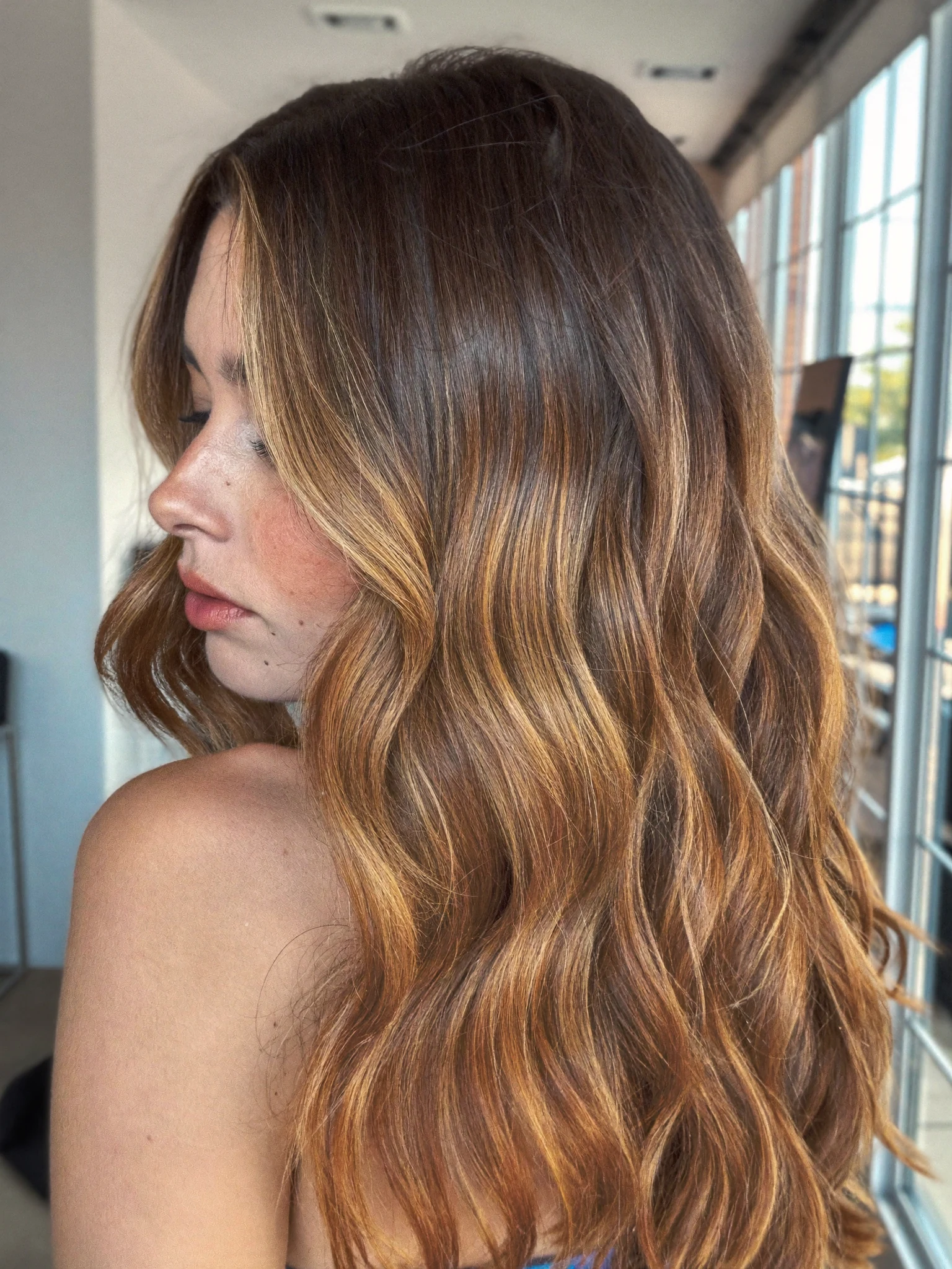 Long Lob with Face-Framing Caramel Highlights and Loose Waves