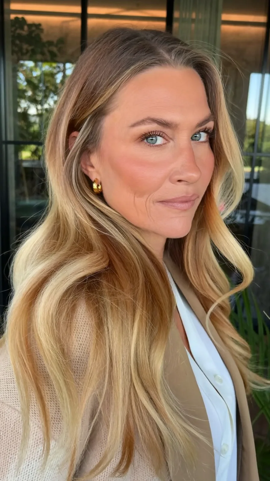 Elegant Long Layered Blonde Waves with Natural Lowlights