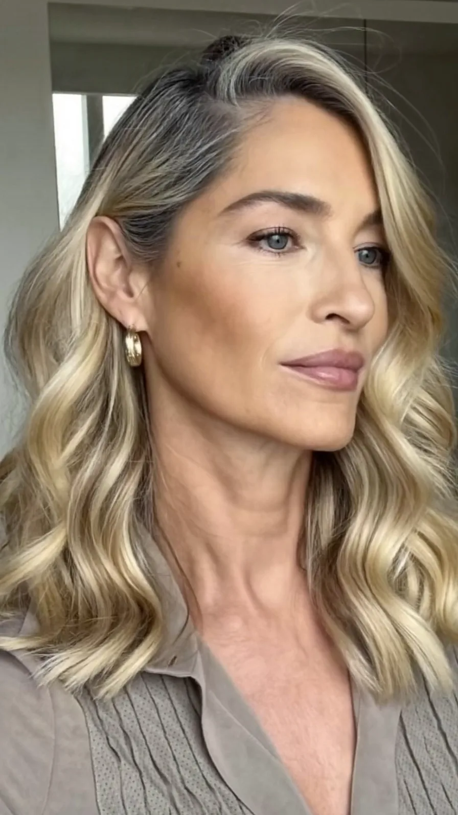 Elegant Shoulder-Length Honey Blonde Waves with Side Part