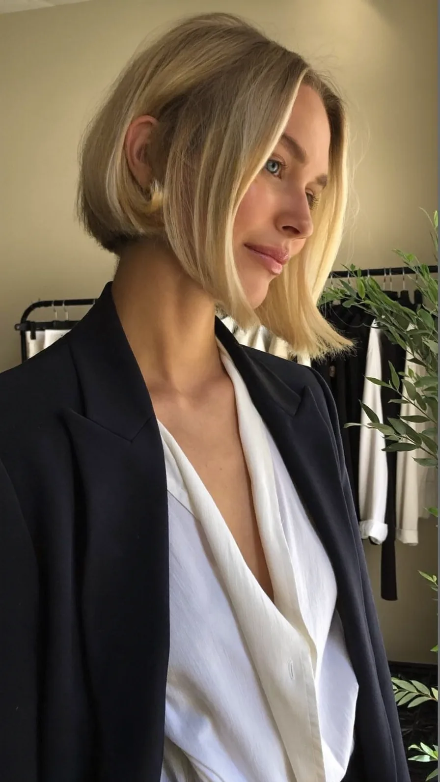 Chic Cool Beige Blonde Blunt Chin-Length Bob Hairstyle