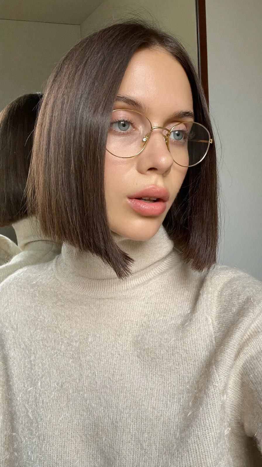 Sleek Chin-Length Blunt Bob with Center Parting for All Occasions