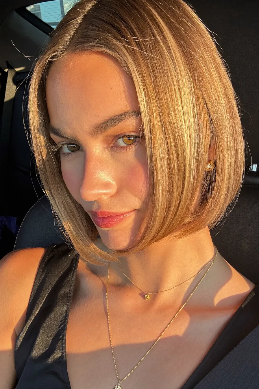Sleek Sun-Kissed Blunt Bob Without Bangs for Effortless Elegance