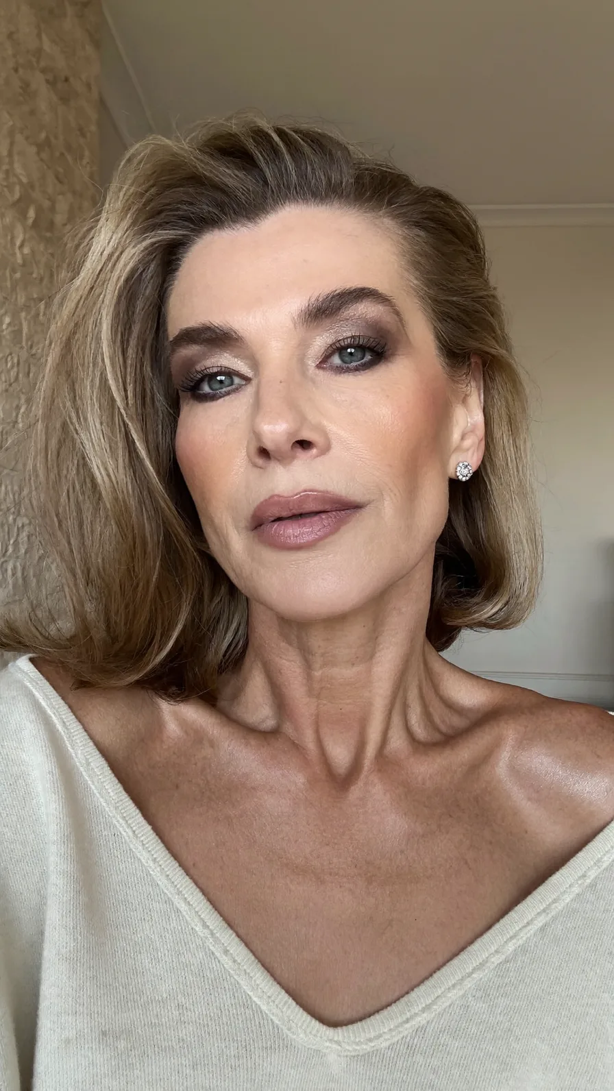 Elegant Shoulder-Length Blunt Lob with Subtle Lowlights
