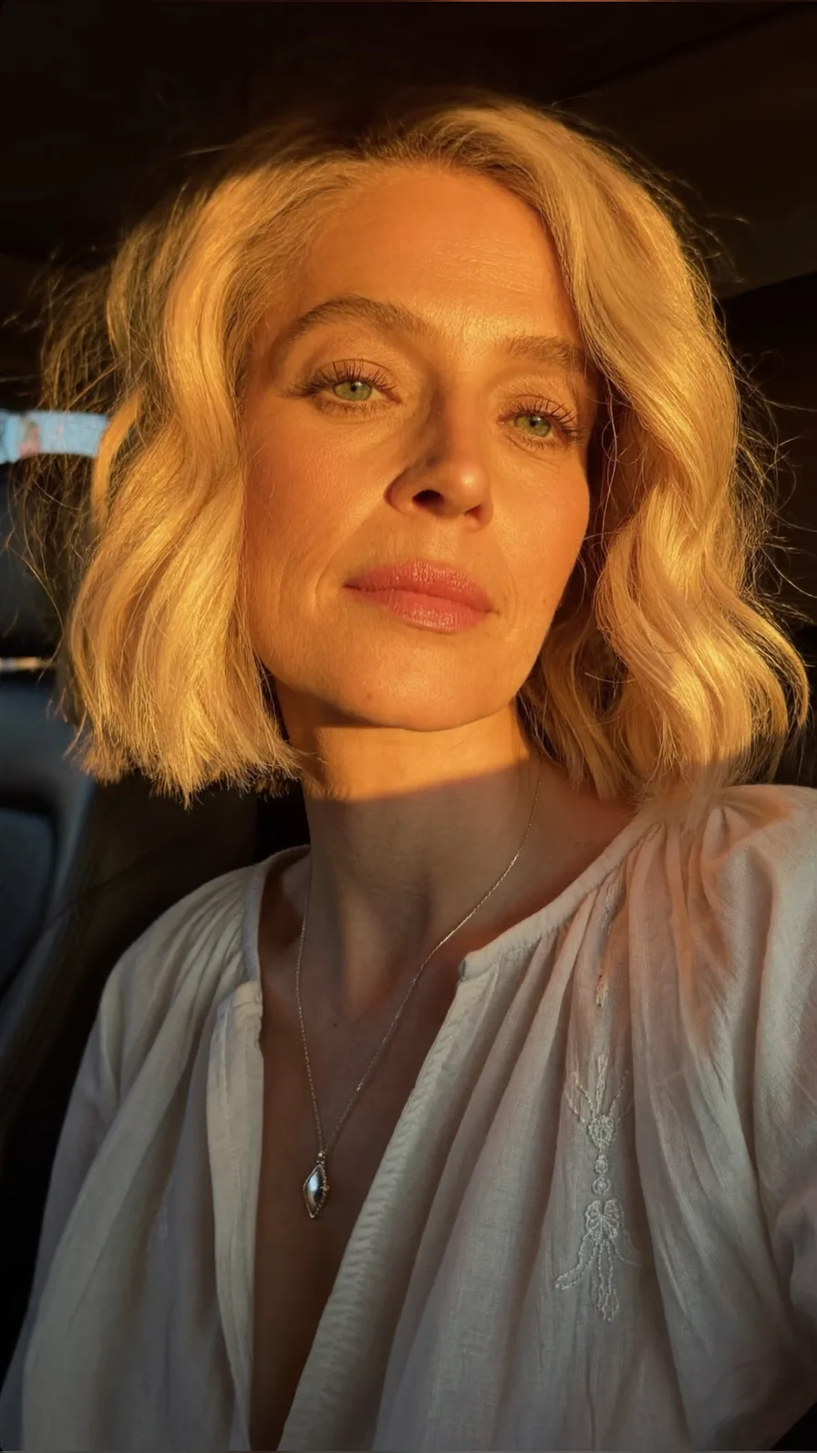 Chic Warm Honey Blonde Wavy Lob with Blunt Ends