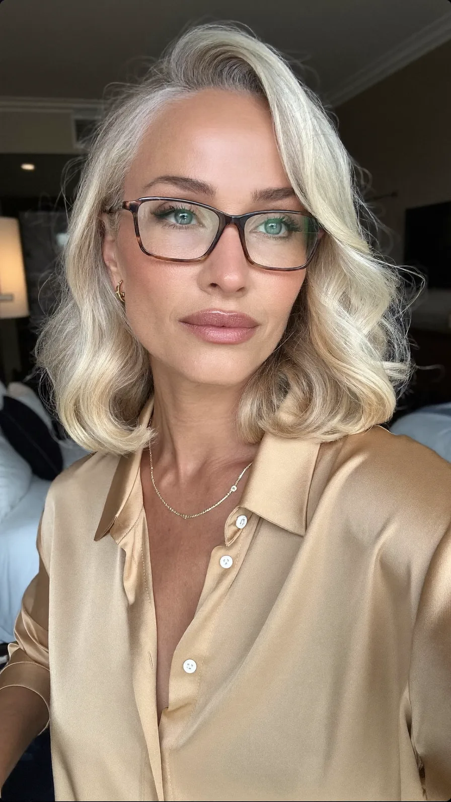 Elegant Shoulder-Length Platinum Blonde Classic Bob Hairstyle