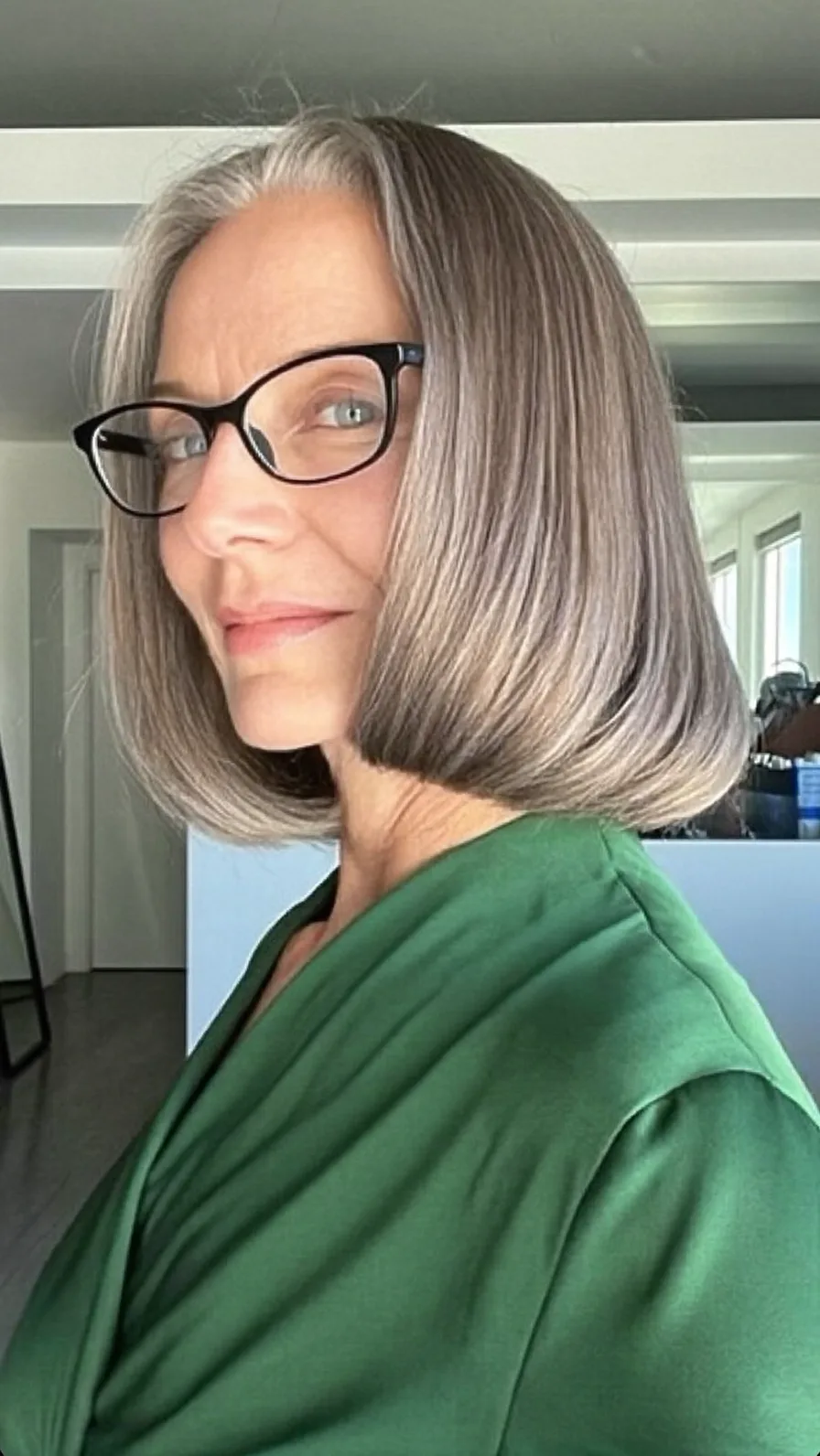 Classic Blunt Chin-Length Bob with Natural Gray Elegance