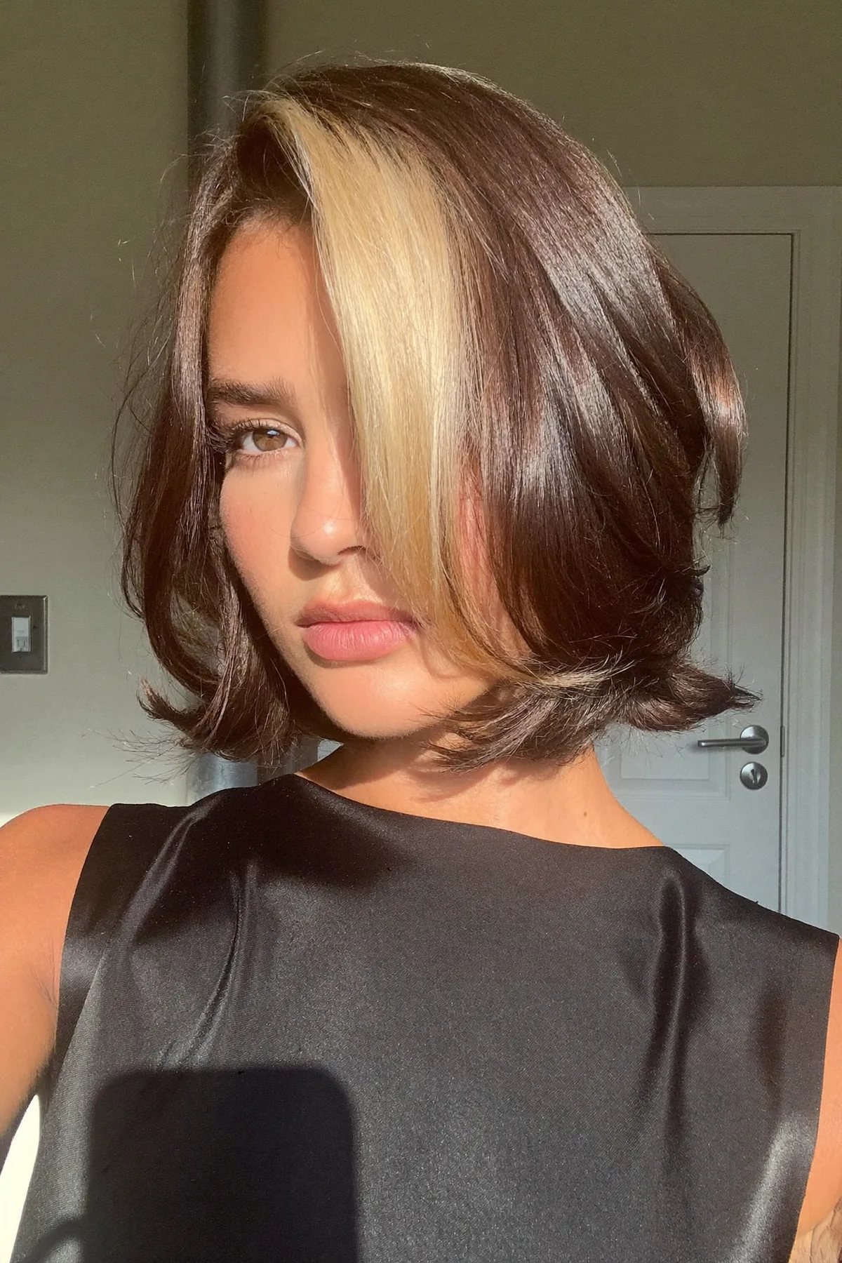 Sleek Straight Natural Brunette Bob with Chunky Face-Framing Highlights