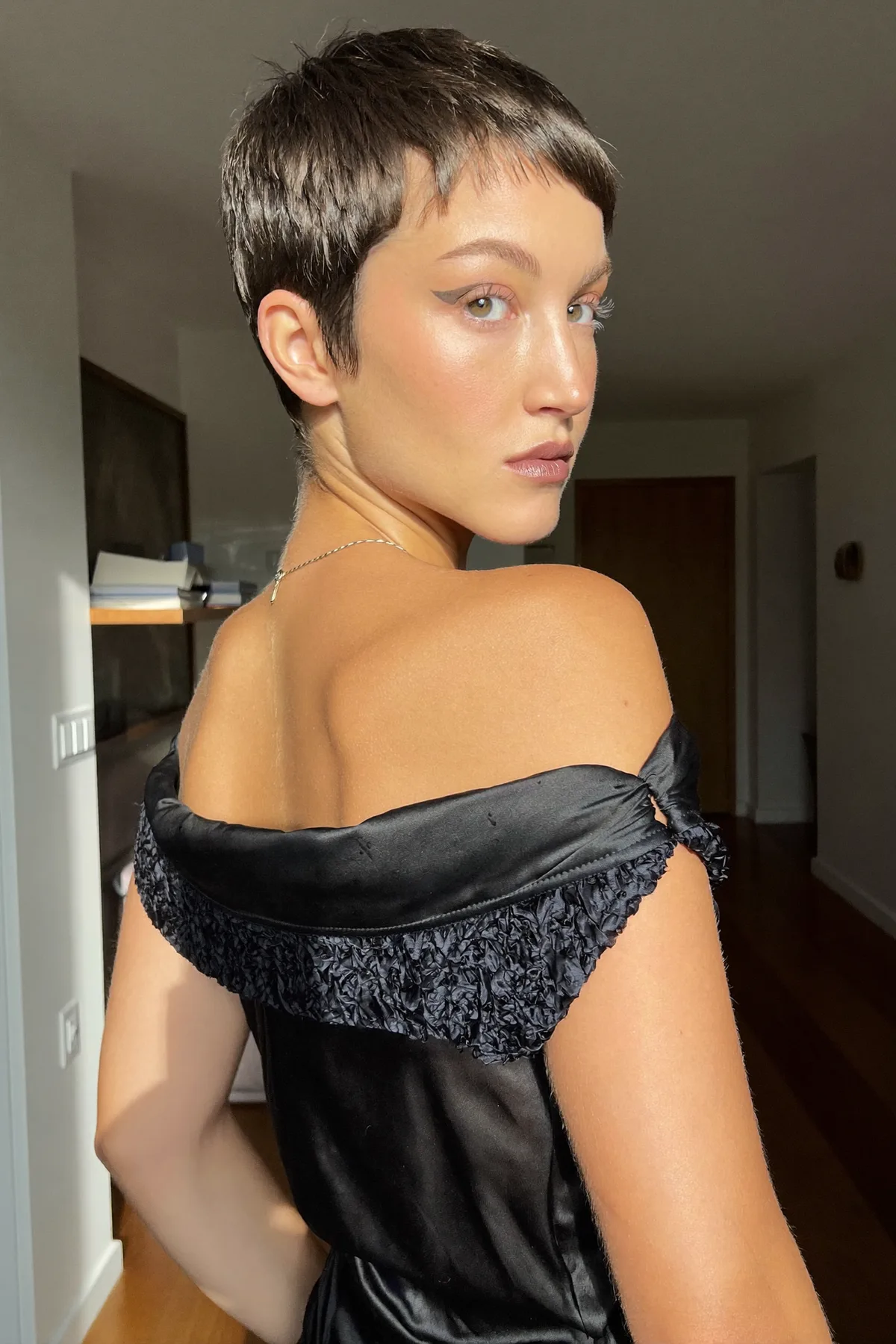 Sleek Straight Natural Brunette Pixie Cut for Effortless Elegance