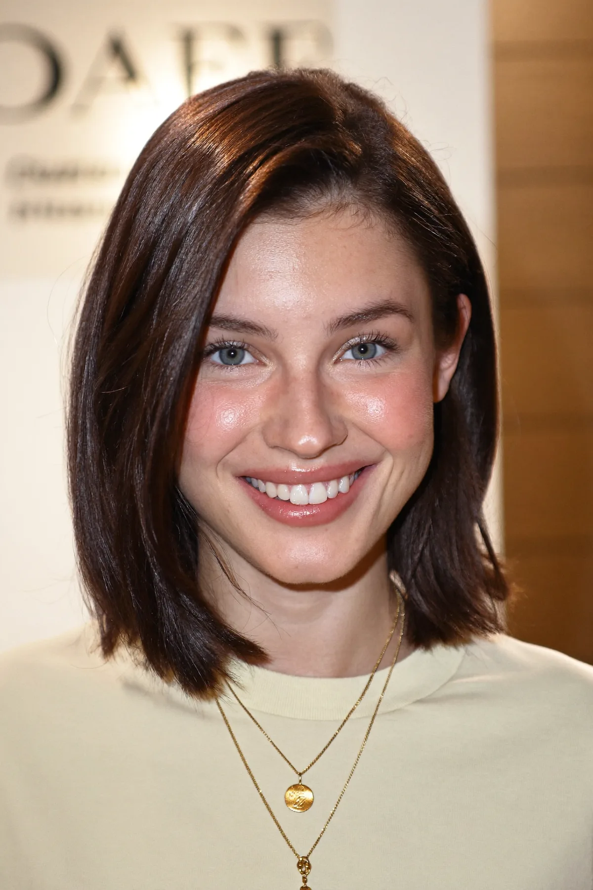 Sleek Natural Brunette Shoulder-Length Lob with Solid Color Finish