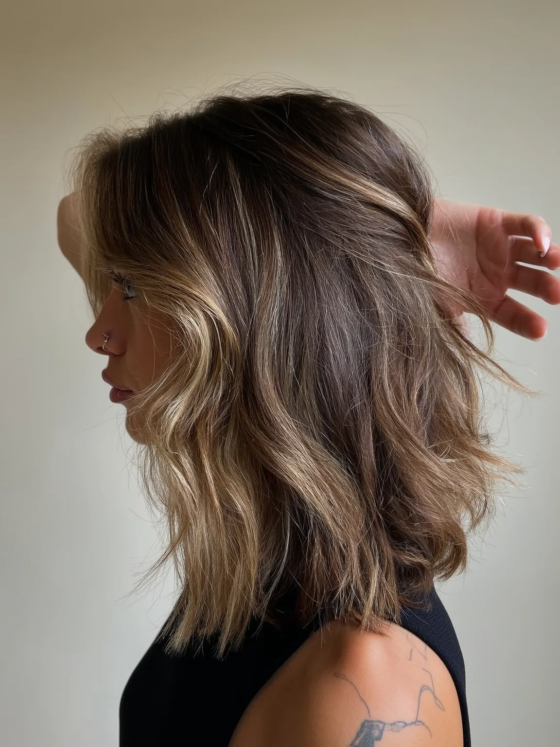 Medium-Length Wavy Lob with Warm Blonde Highlights