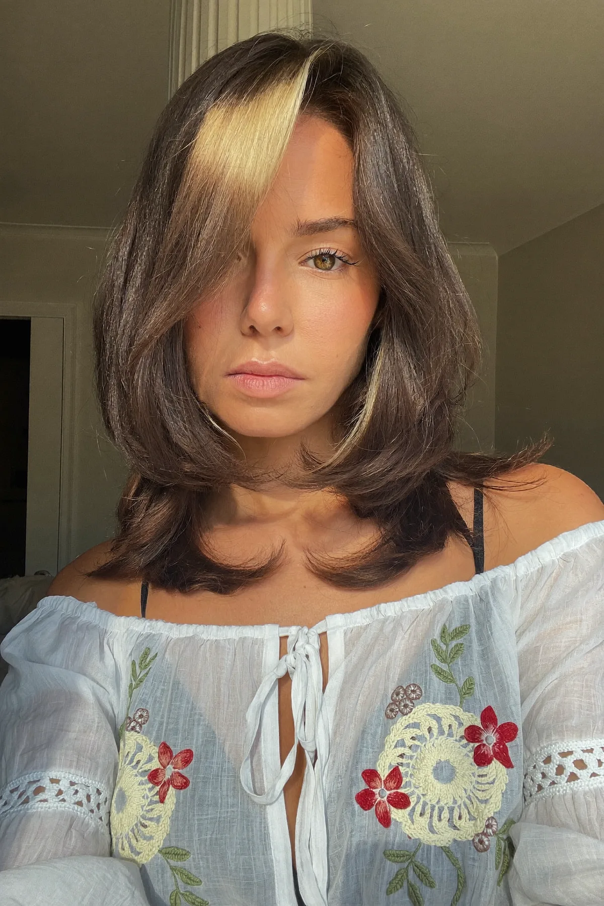 Sleek Straight Natural Brunette Lob with Chunky Face-Framing Highlights