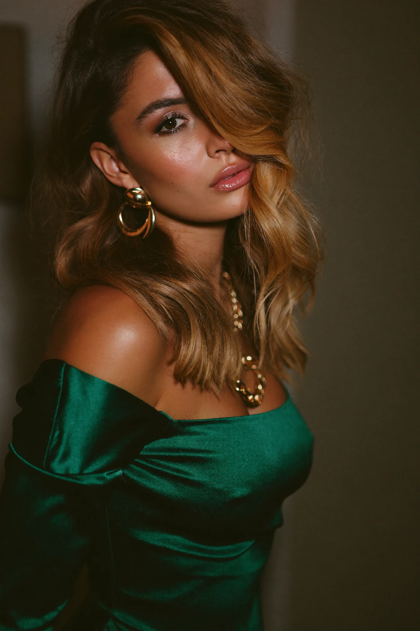 Shoulder-Length Lob with Defined Deep Side Part Waves