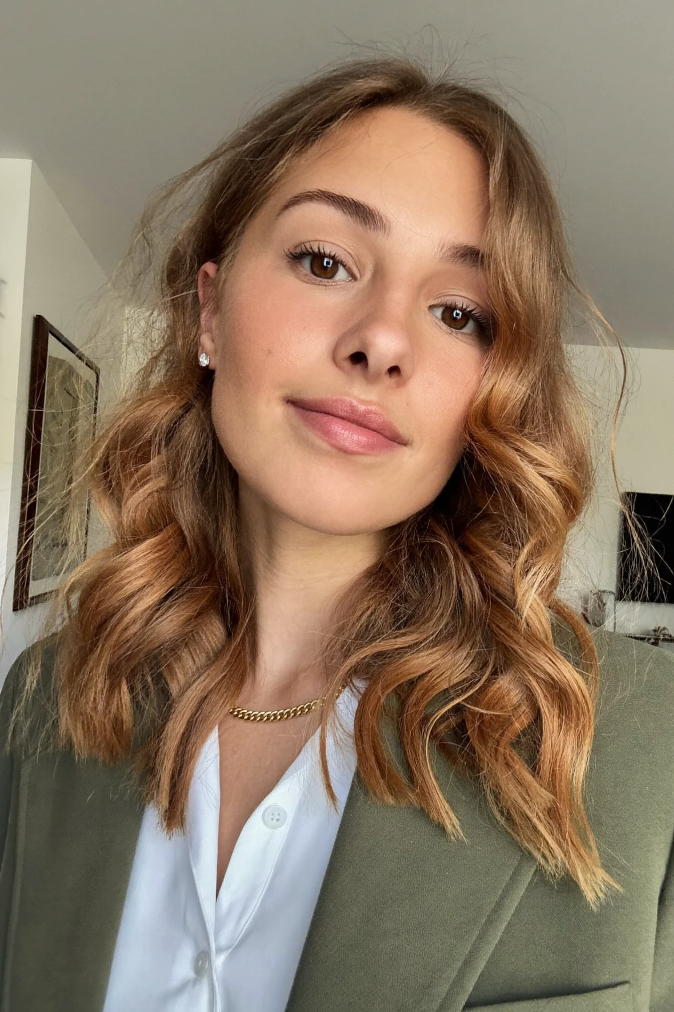 Shoulder-Length Loose Waves Without Defined Part