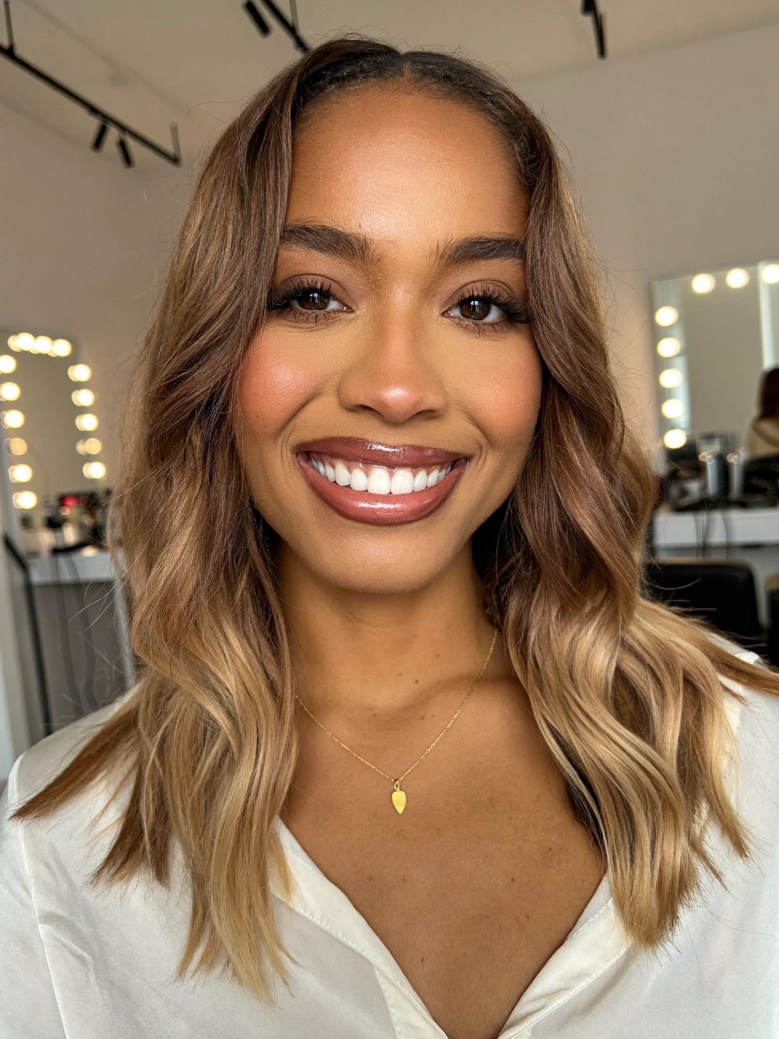 Collarbone Lob with Imprecise Beach Waves
