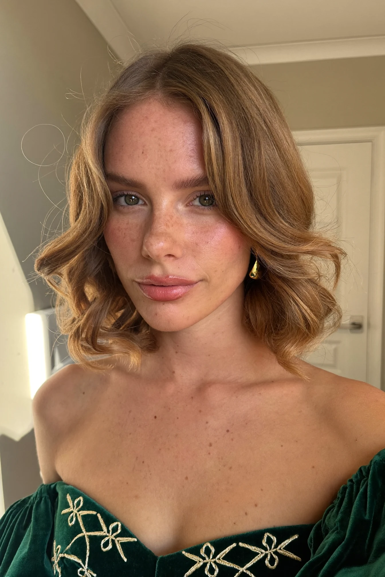 Jaw-Length Bronde Lob with Minimal Styling