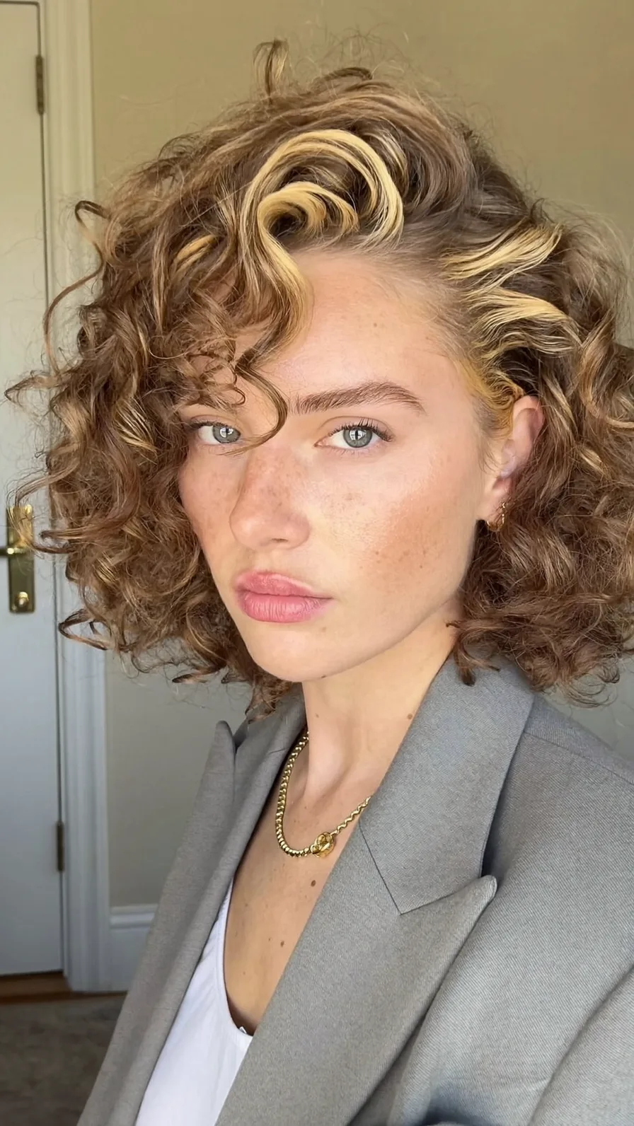 Voluminous Curly Bob with Honey Blonde Money-Piece Highlights