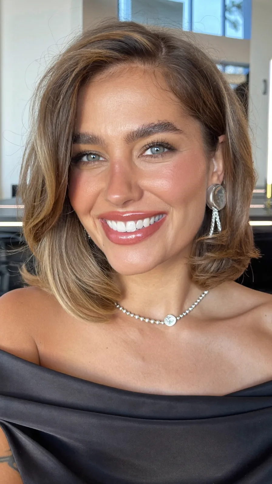 Chic Chin-Length Bob with Warm Caramel Balayage Highlights