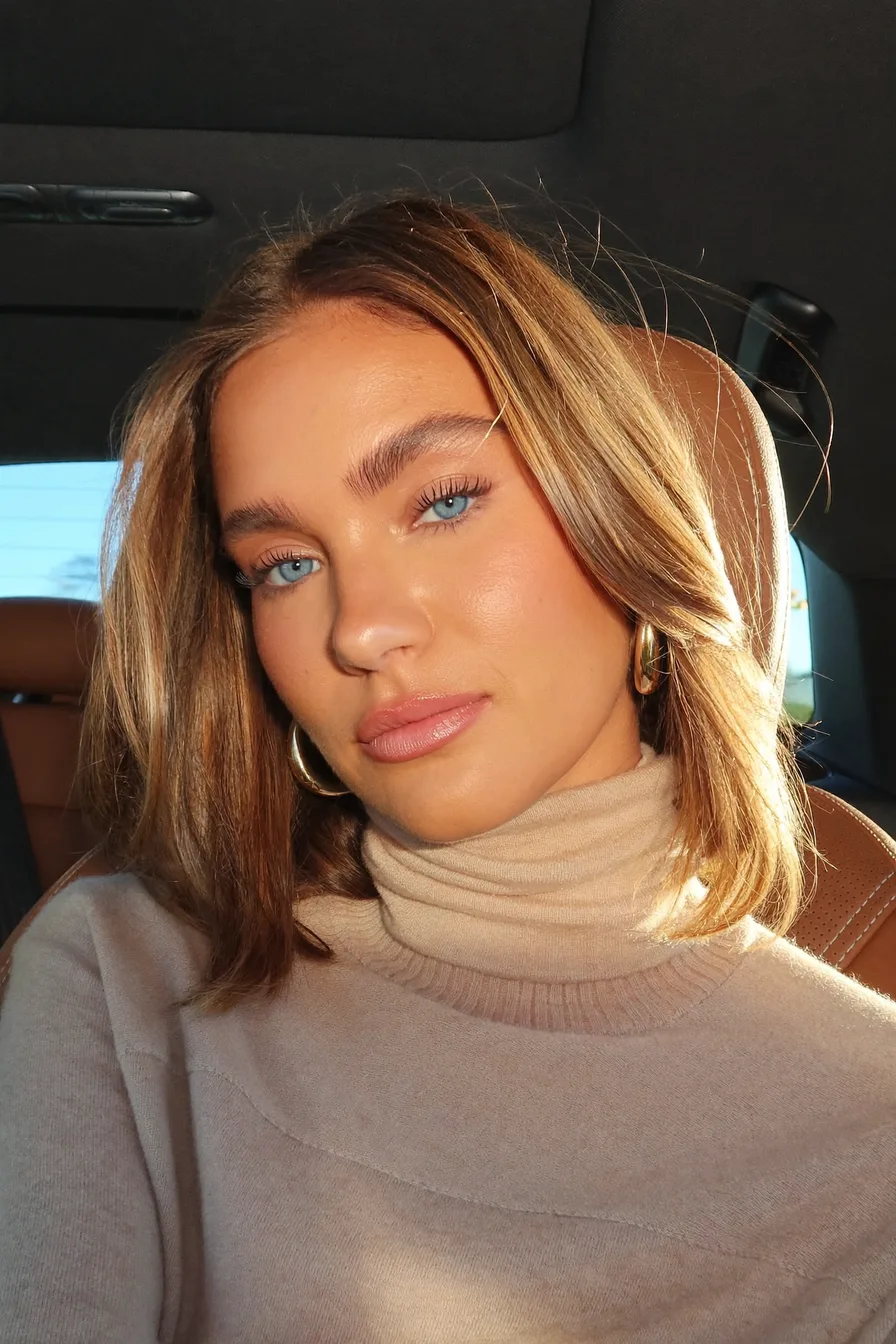 Warm Caramel Brown Shoulder-Length Lob with Subtle Highlights