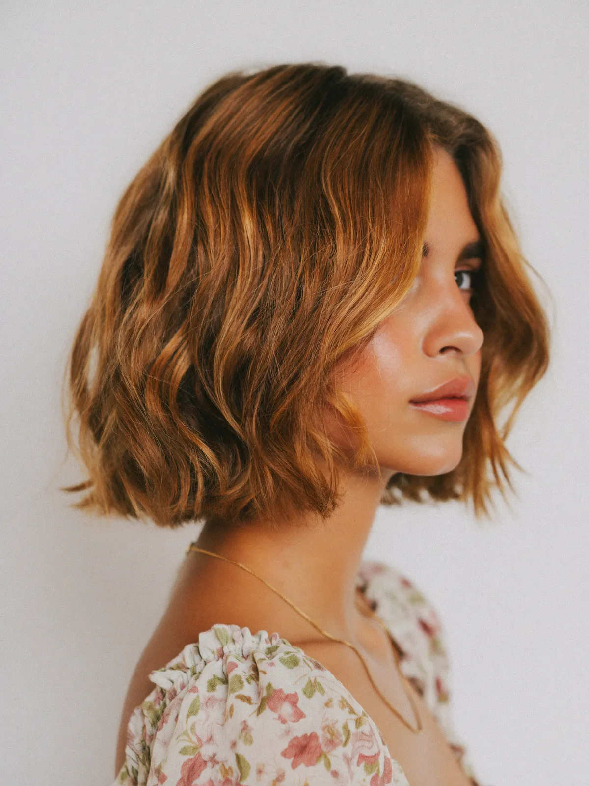 Chic Caramel Brown Wavy Bob with Subtle Layers