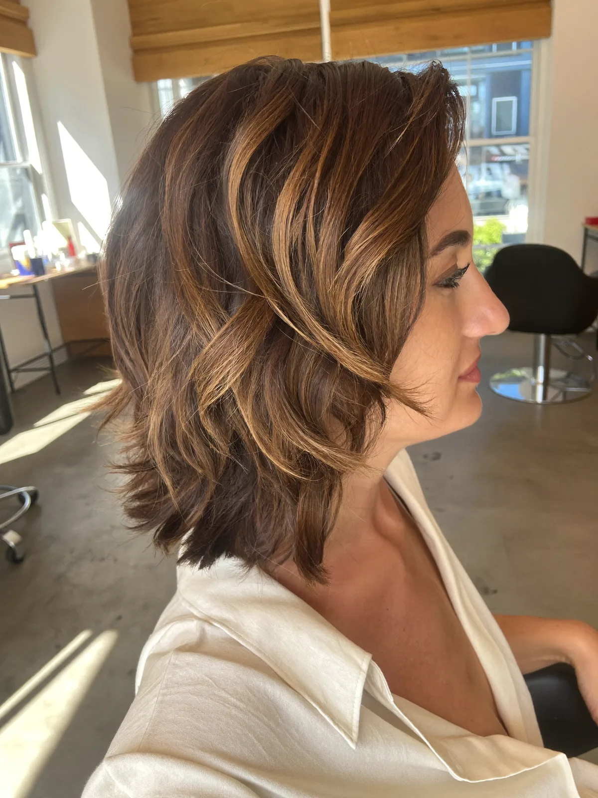 Wavy Caramel Brown Layered Bob with Face-Framing Highlights