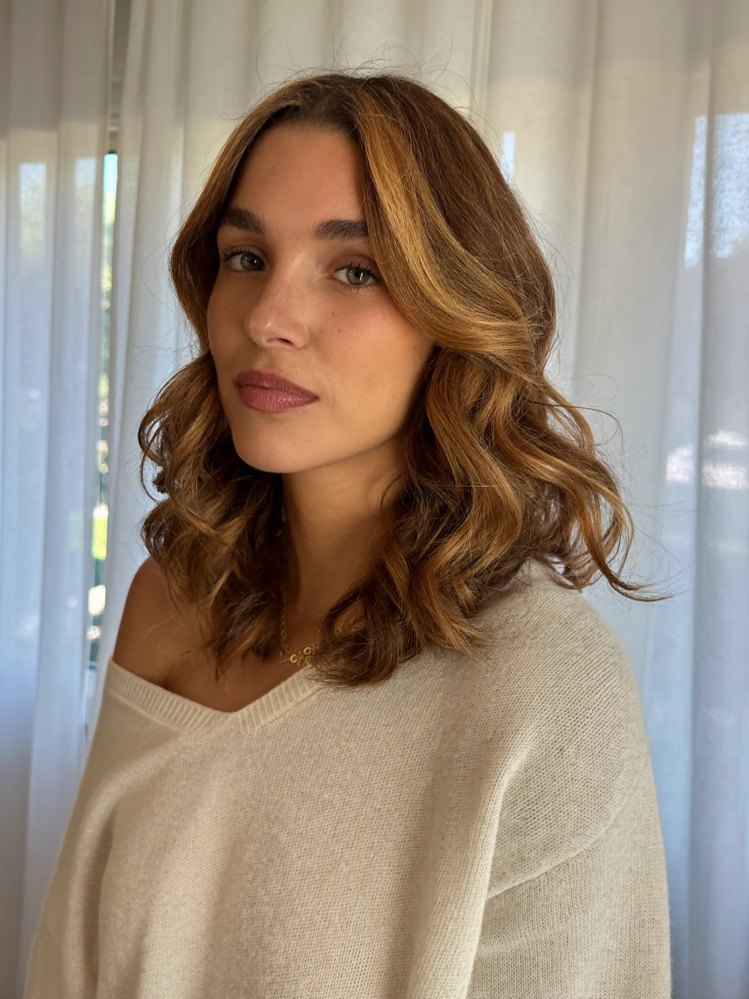 Shoulder-Length Lob with Face-Framing Caramel Highlights