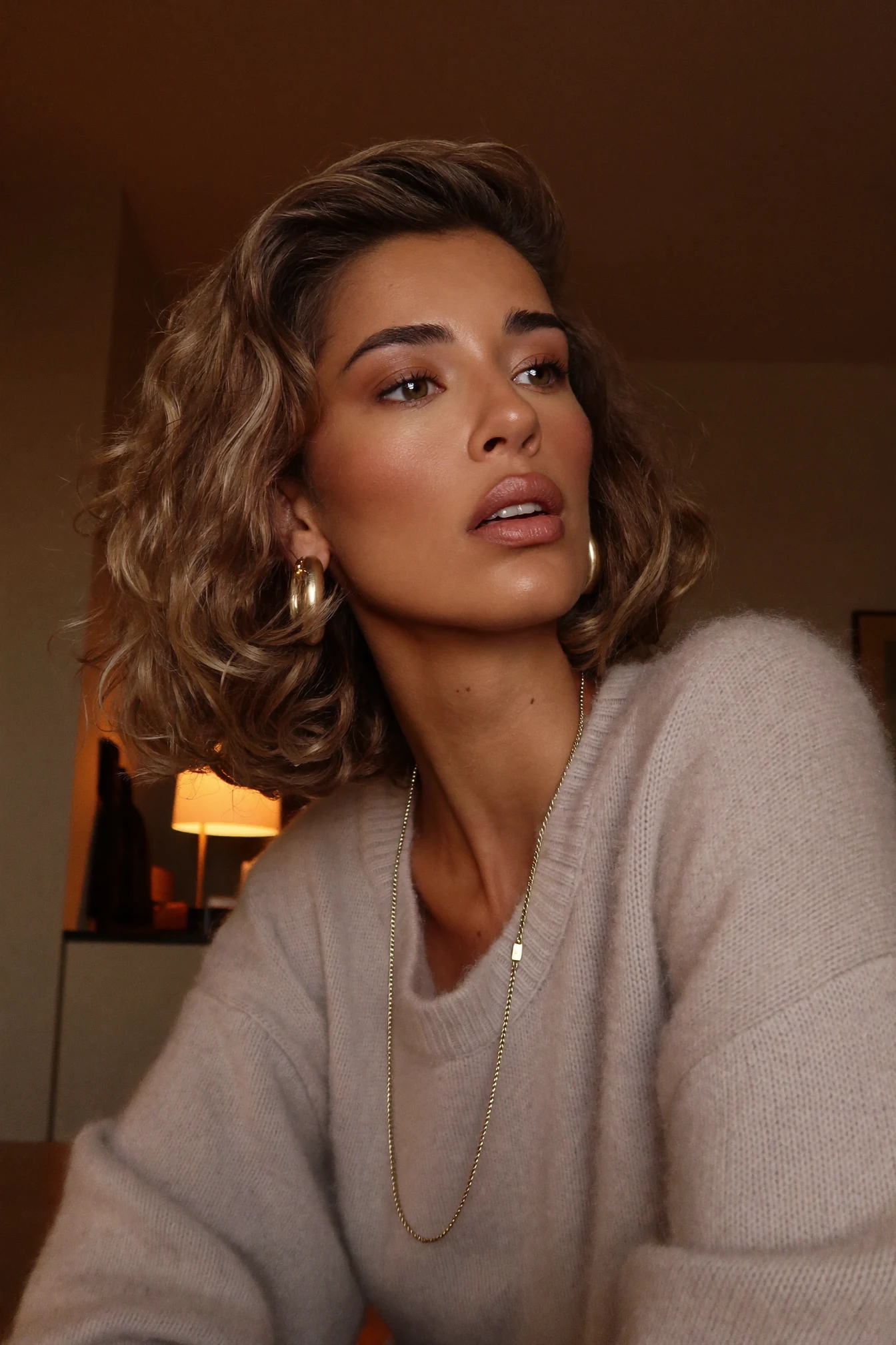 Curly Jaw-Length Lob with Highlights on Dark Base