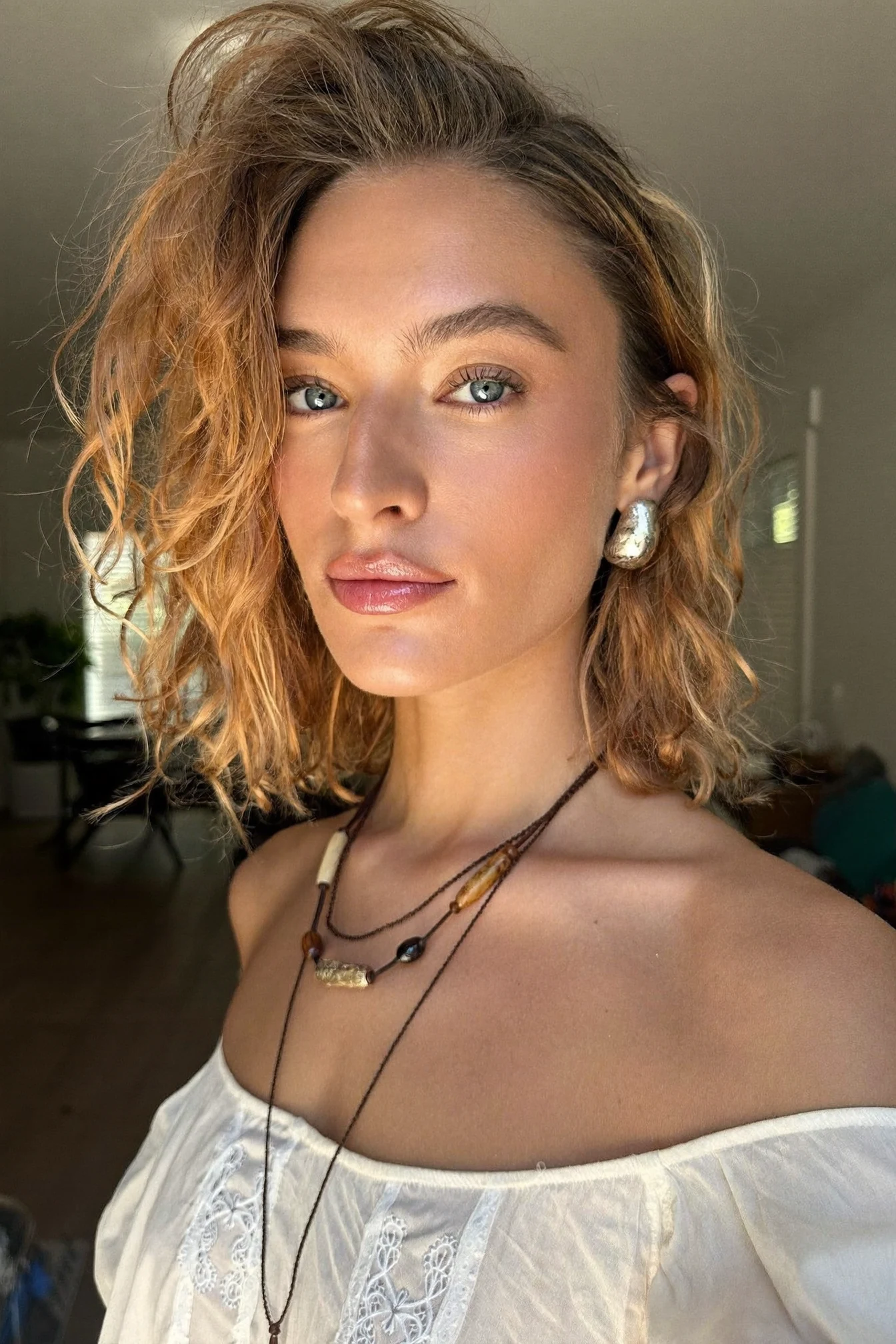 Jaw-Length Lob with Sunlit Ribbon Highlights and Air-Dried Texture