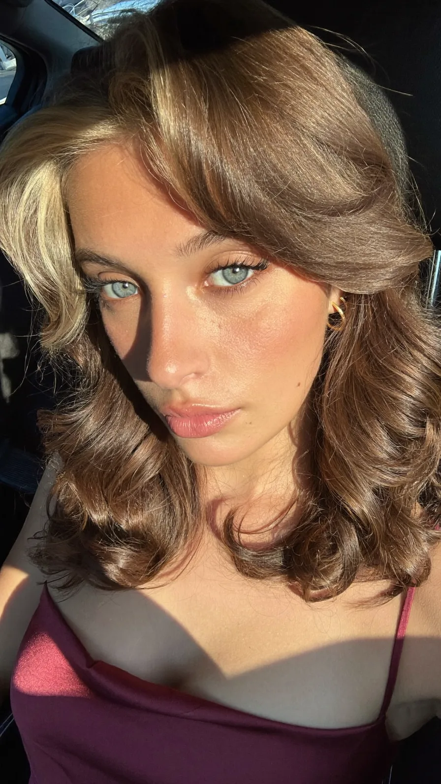 Soft Shoulder-Length Layers with Honey Blonde Money-Piece Highlights