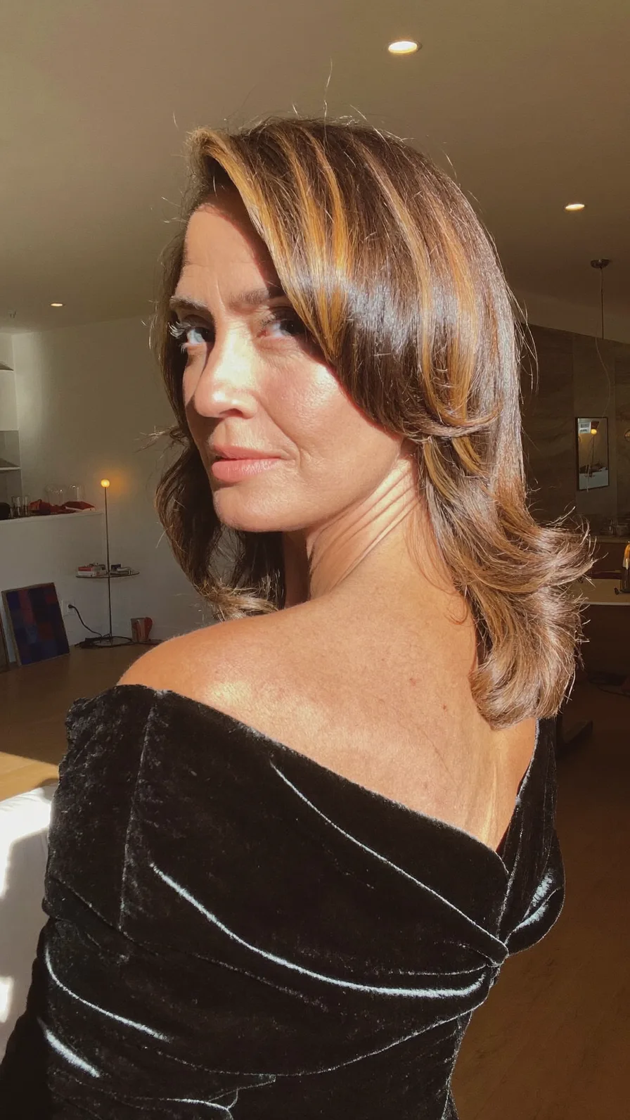 Elegant Medium-Length Layered Hair with Warm Caramel Highlights