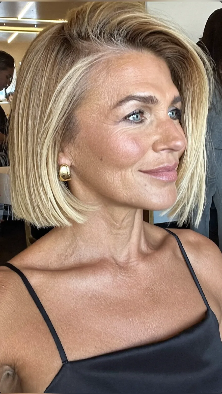 Chic Blunt Chin-Length Bob with Warm Honey Blonde Highlights