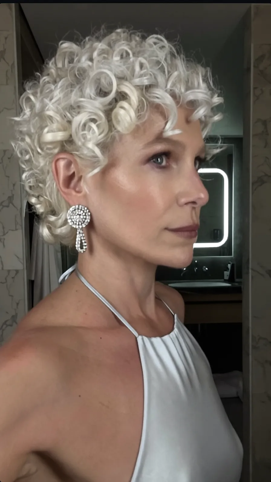Elegant Short Curly Platinum Blonde Bob Hairstyle