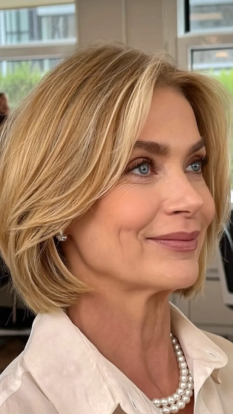 Elegant Layered Bob with Side-Swept Blonde Highlights