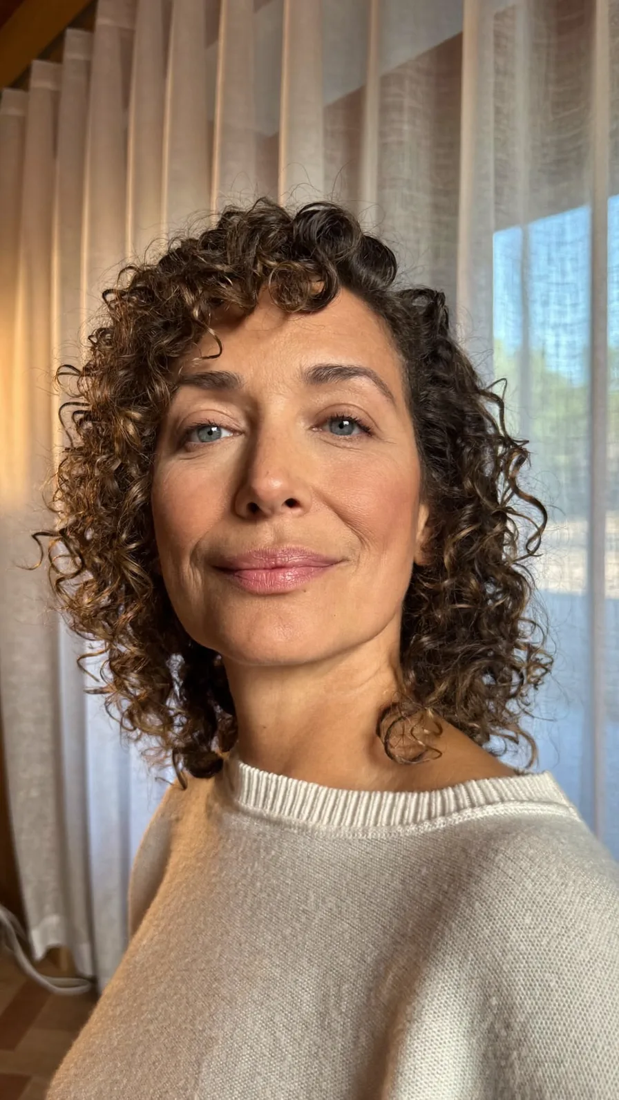 Chic Voluminous Curly Chin-Length Layered Hairstyle