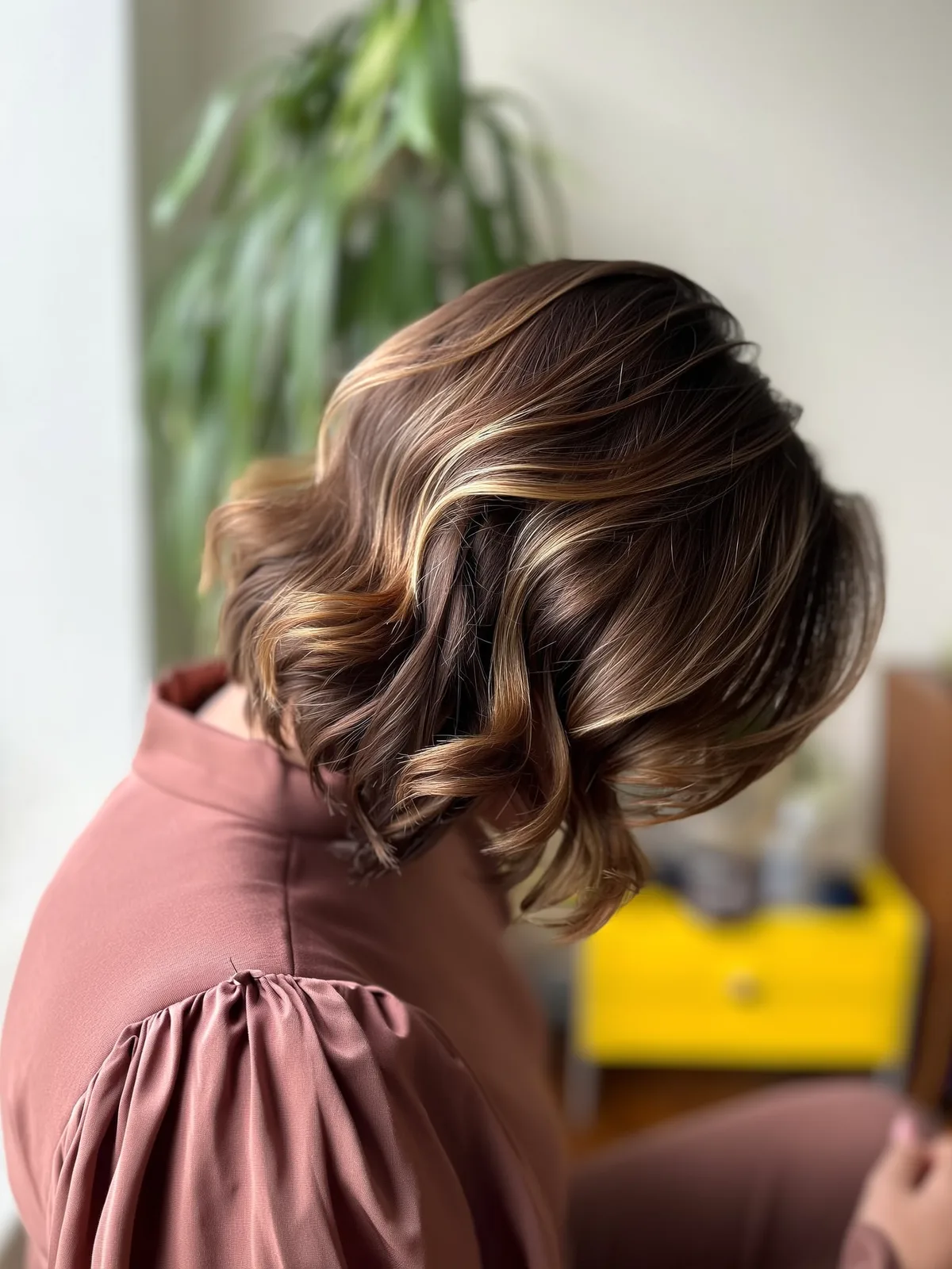 Voluminous Wavy Lob with Caramel Highlights