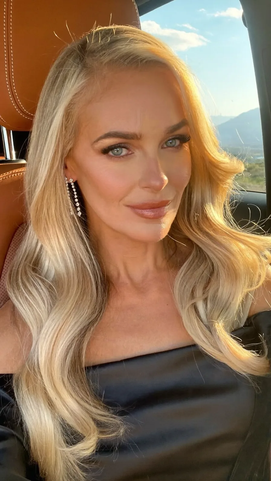 Elegant Honey Blonde Long Layers with Flowing Waves