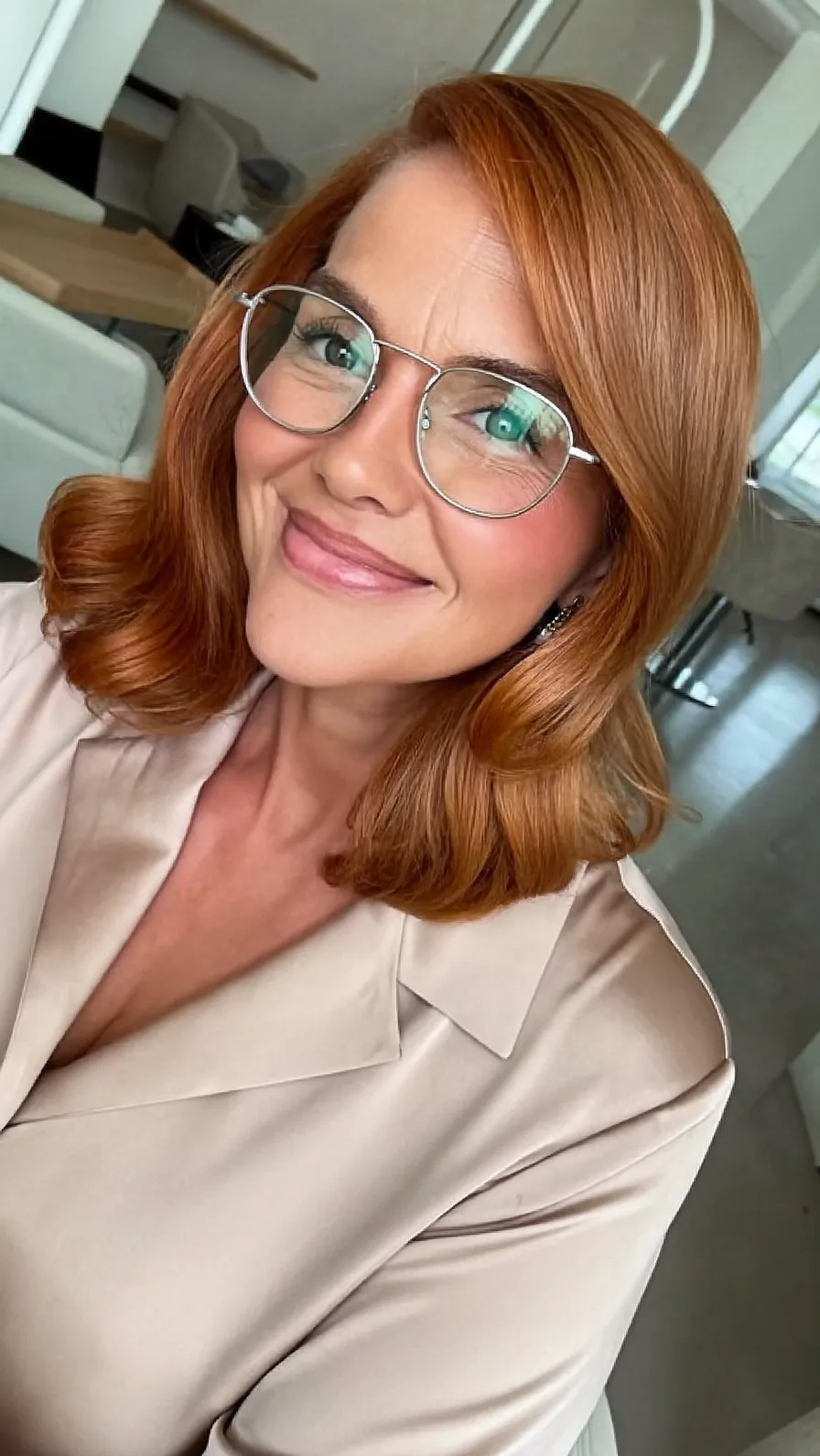 Elegant Shoulder-Length Copper Red Hair with Soft Flowing Layers