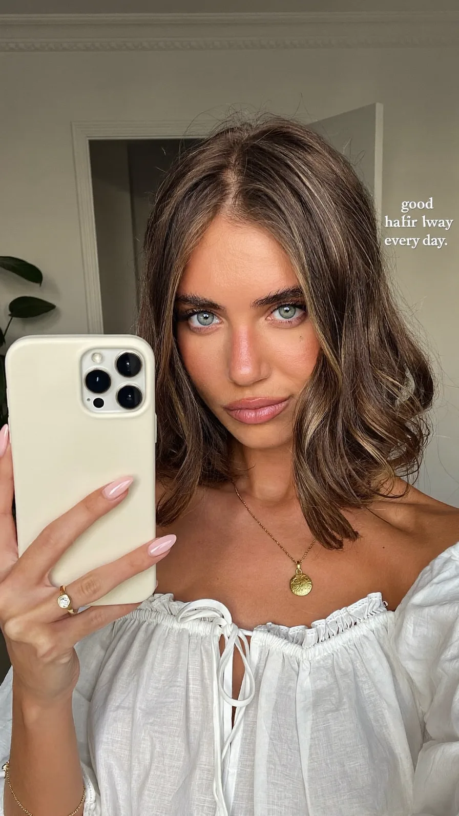 Shoulder-Length Wavy Lob with Honey Blonde Balayage Highlights