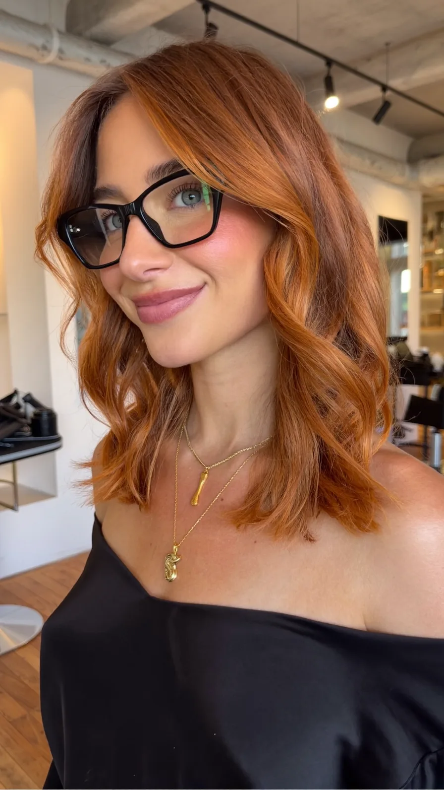 Modern Warm Copper Shoulder-Length Long Layered Waves