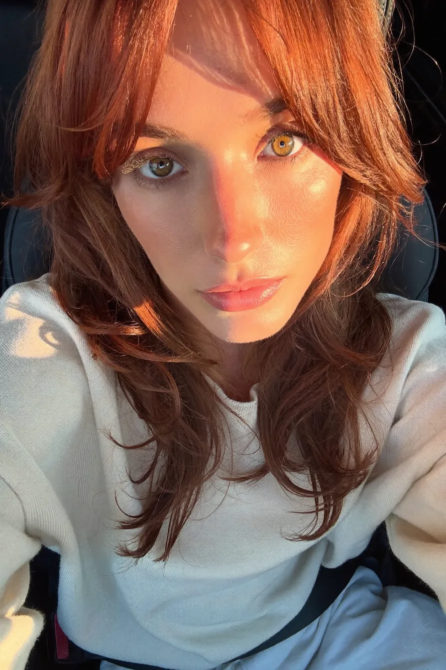 Soft Layered Copper Red Hairstyle with Face-Framing Bangs
