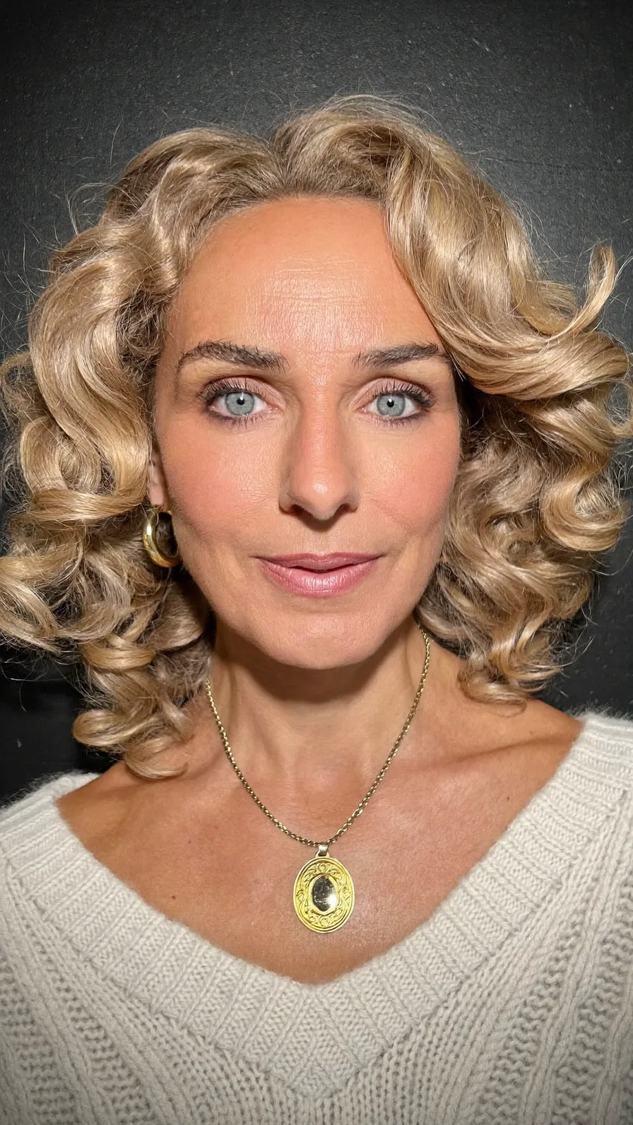 Elegant Shoulder-Length Classic Voluminous Curly Hairstyle